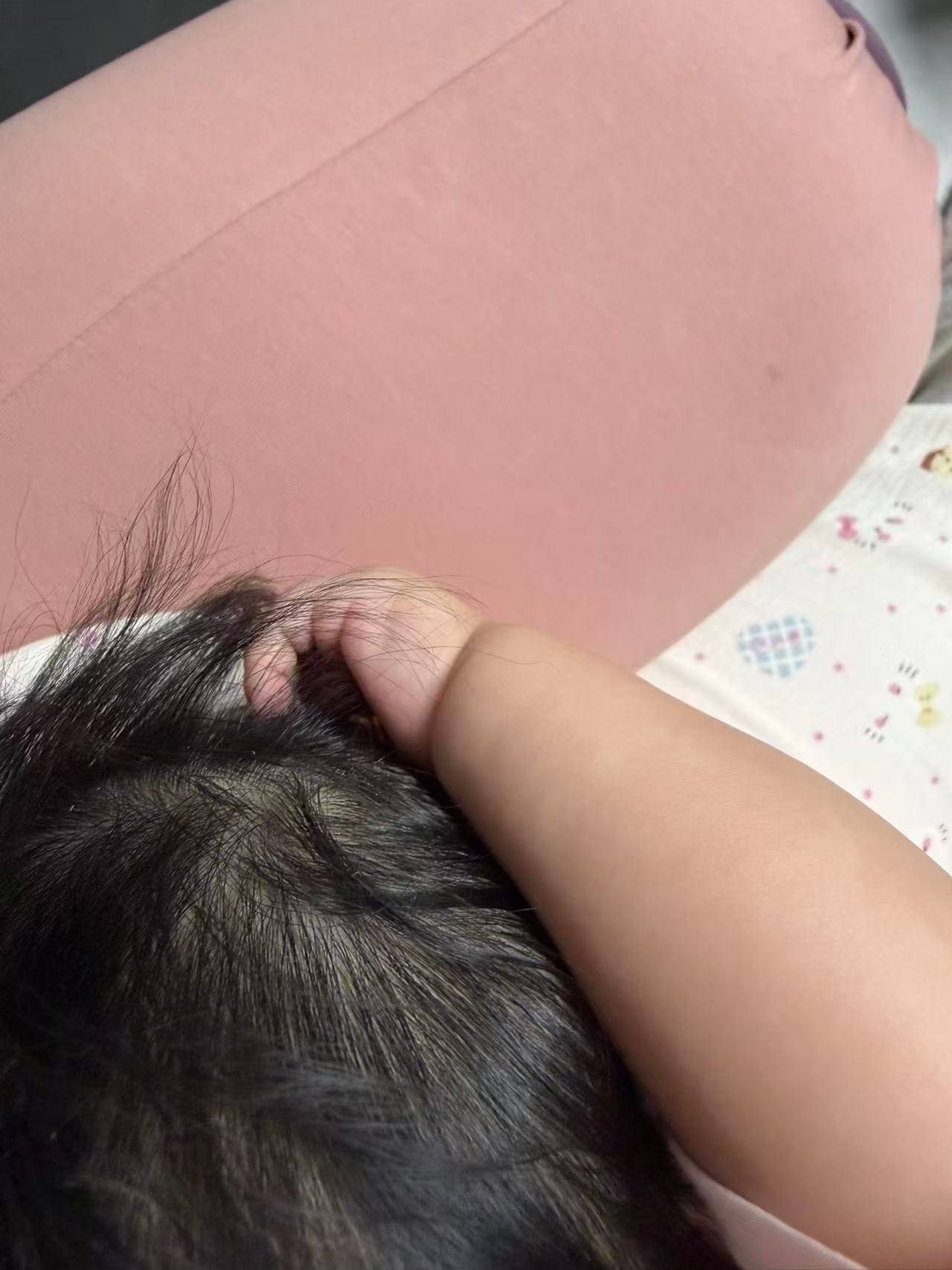 舒坦了，又到了每天愉快的交棒时刻，每天这个时间小牙就不跟我玩了，必须得妈妈抱。终