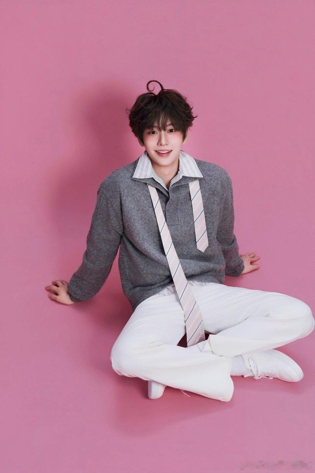 余景天和杜华过情人节 杜华情人节官宣余景天，这波操作属实没想到。新EP先行曲甜蜜