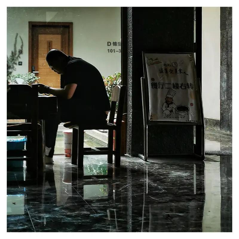 这话真是通透至极，其实哪是什么“在家躺着”享清福，分明是抓住了养生的精髓：
那些