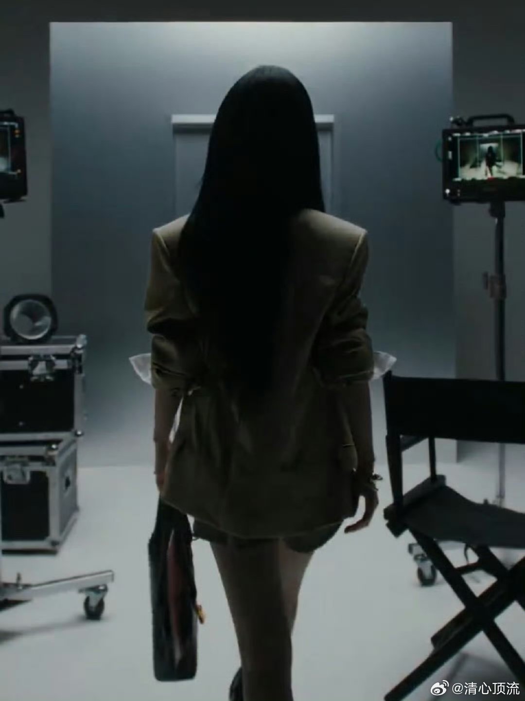 谁不想喊鞠婧祎一句老公 光看背影就已经直接气场拉满了呀，真的好想说谁不想喊鞠婧祎