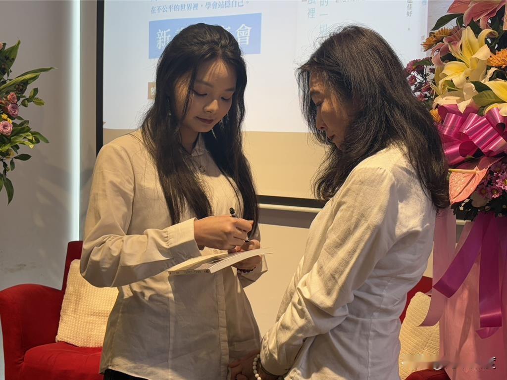 应佳妤代母出征，以无党籍身份参与中正万华议员选举，与民众党参选人吴怡萱夹杀钟小平