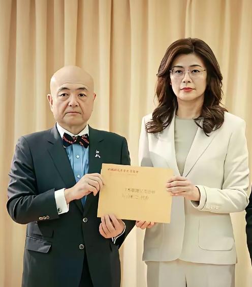 这是7月31日郑丽文向日本捐款与日本驻台代表的合影，看了这个合影真是五味杂陈，郑
