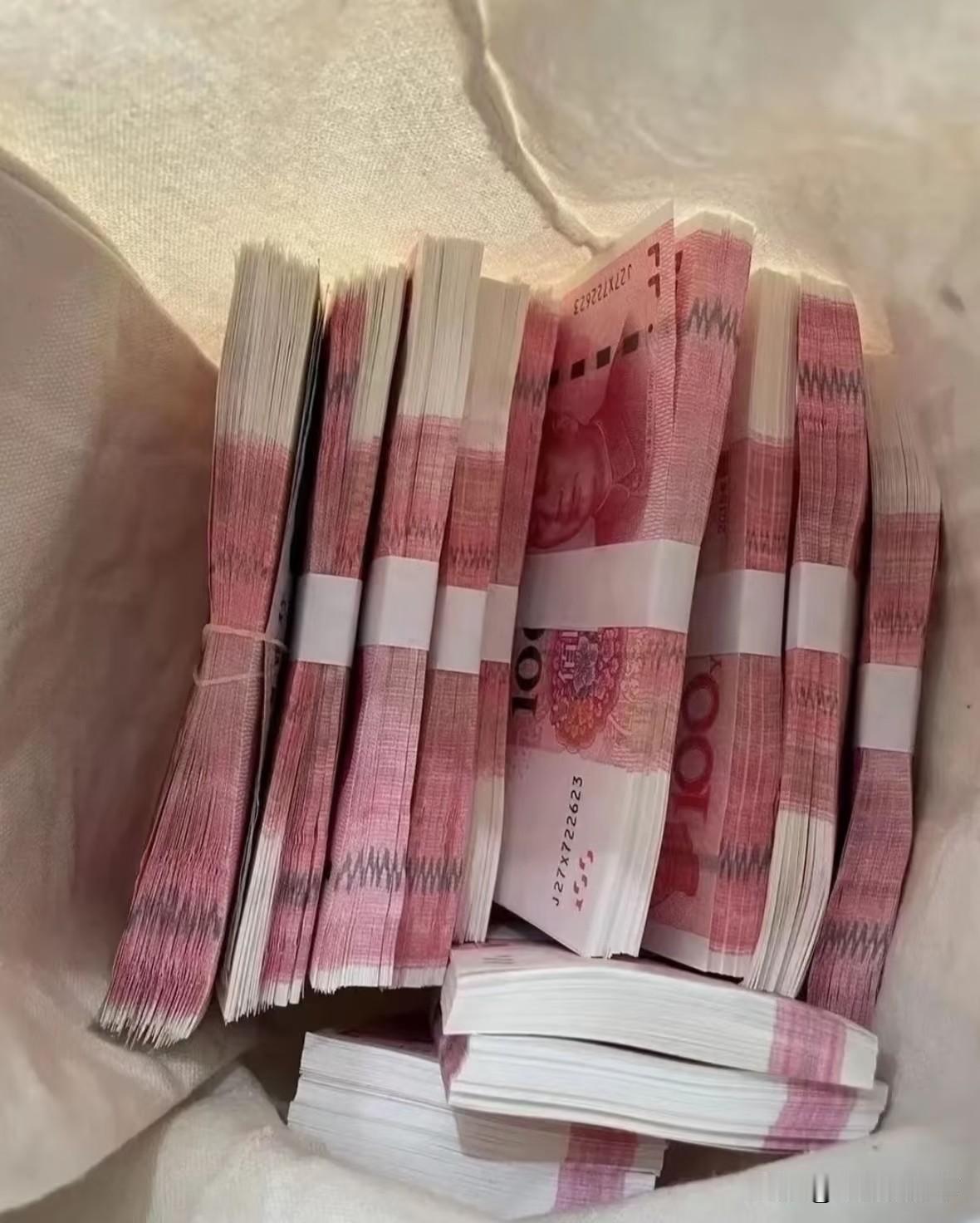 前两天晚上我老公下班回来，一进门就坐在那沙发上不动了。我正搁厨房里炒豆角呢，油烟