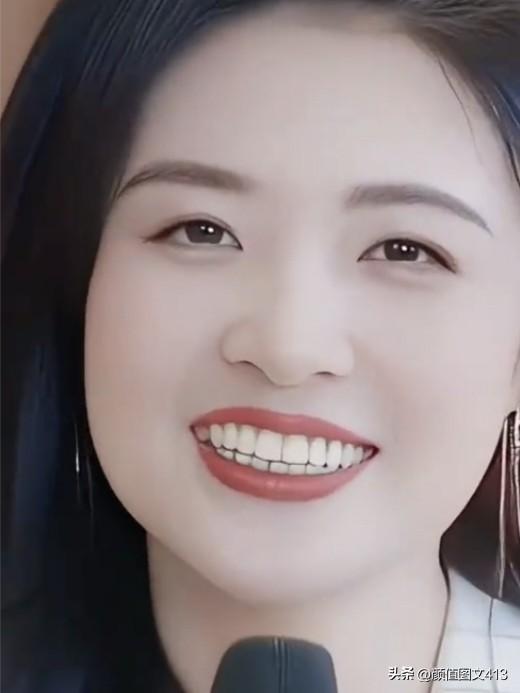 温婉端庄，她曾是春晚最暖的陪伴；从容破界，如今在舞台与综艺里绽放松弛光芒。岁月不
