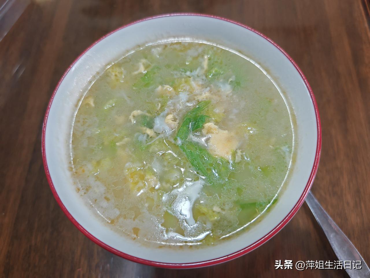 我的早餐分享～
周天孩子们肯定要睡到自然醒，七点起床先喝杯温水，在客厅里运动一下