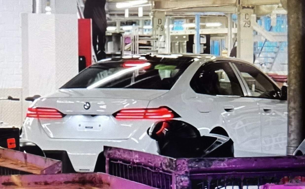 全新宝马5系车尾无伪装谍照，大家觉得好看吗？