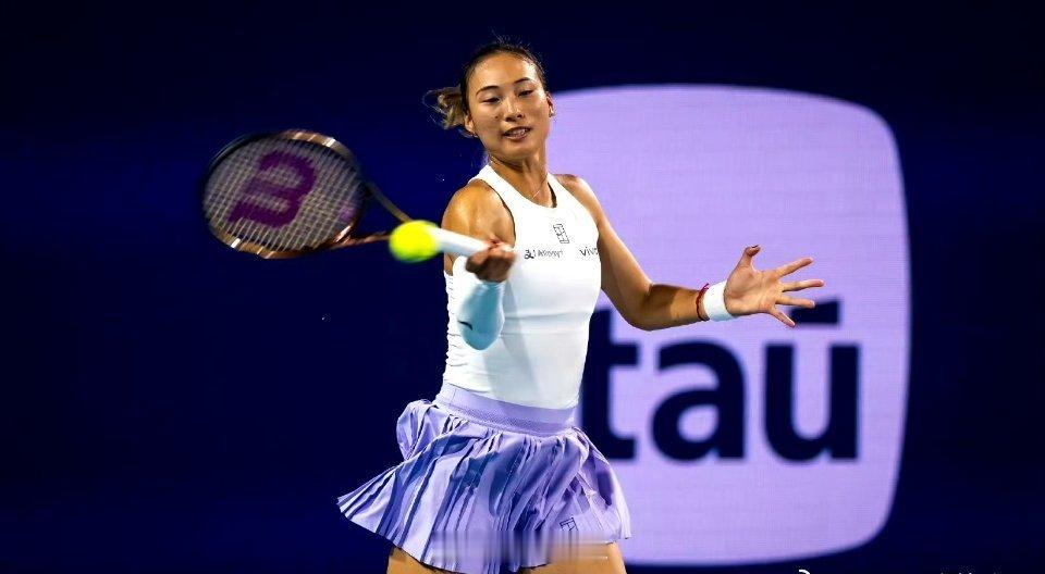 郑钦文2比0萨卡里   WTA查尔斯顿赛第二轮，3号种子郑钦文6-4、6-1完胜