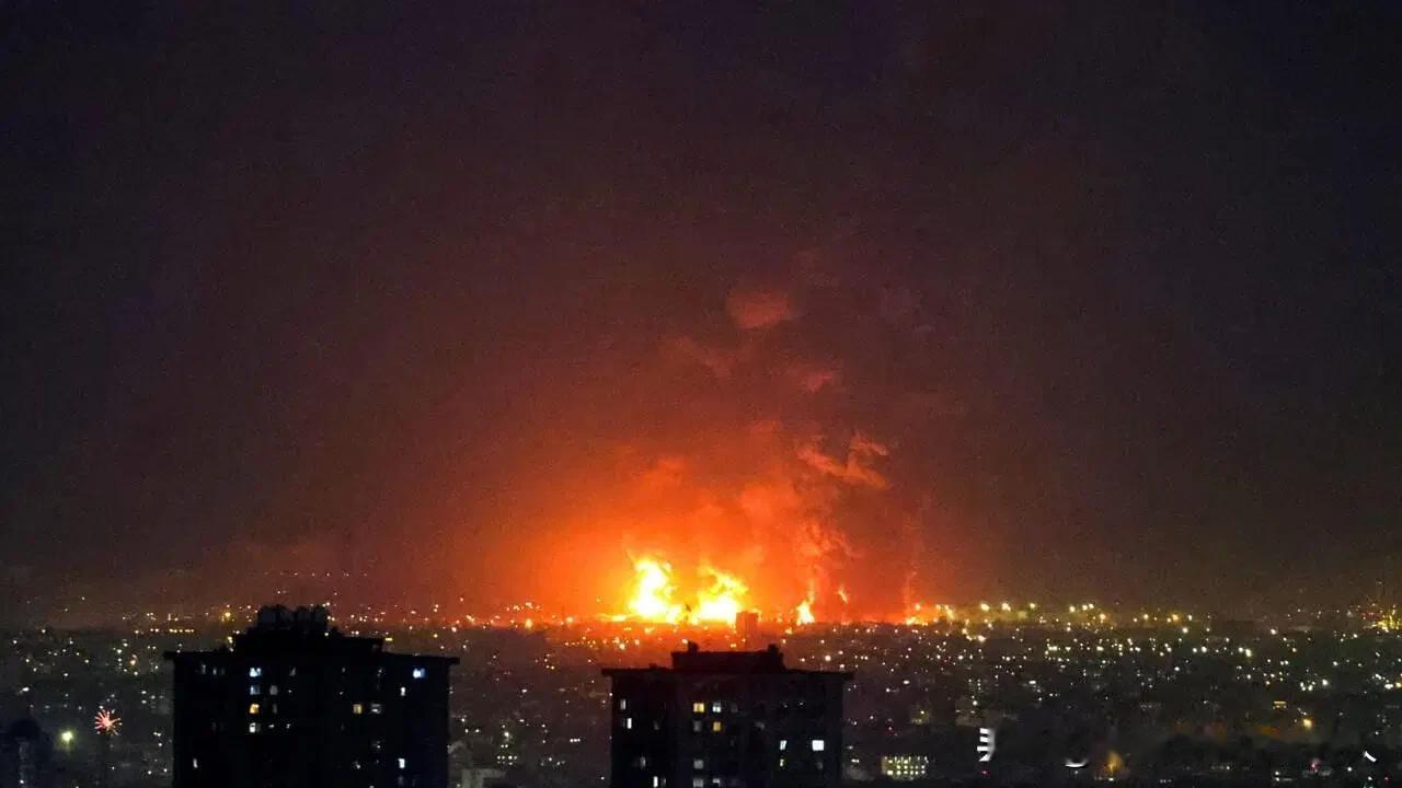 石油价格刚跌下去，全球都在等美伊协议落地，阿巴斯港三声爆炸先响了！美军在停火谈判