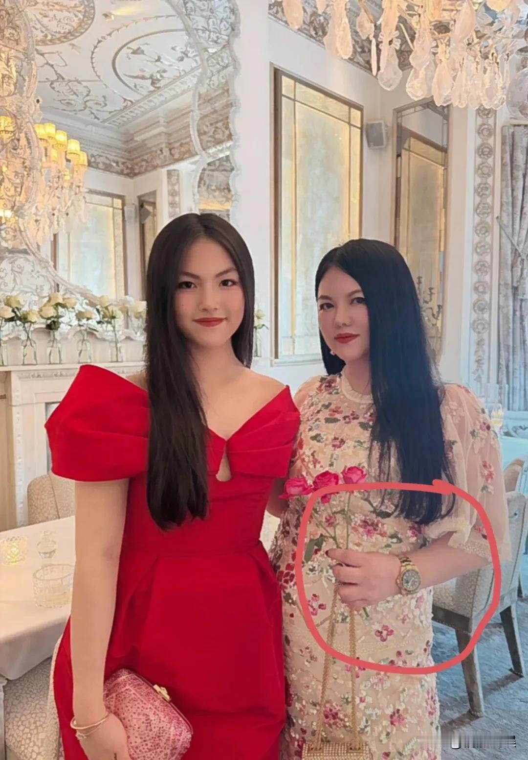 看了李湘晒照，王诗龄16岁生日，金碧辉煌珠光宝气，果然符合富婆的审美。但是仔细看
