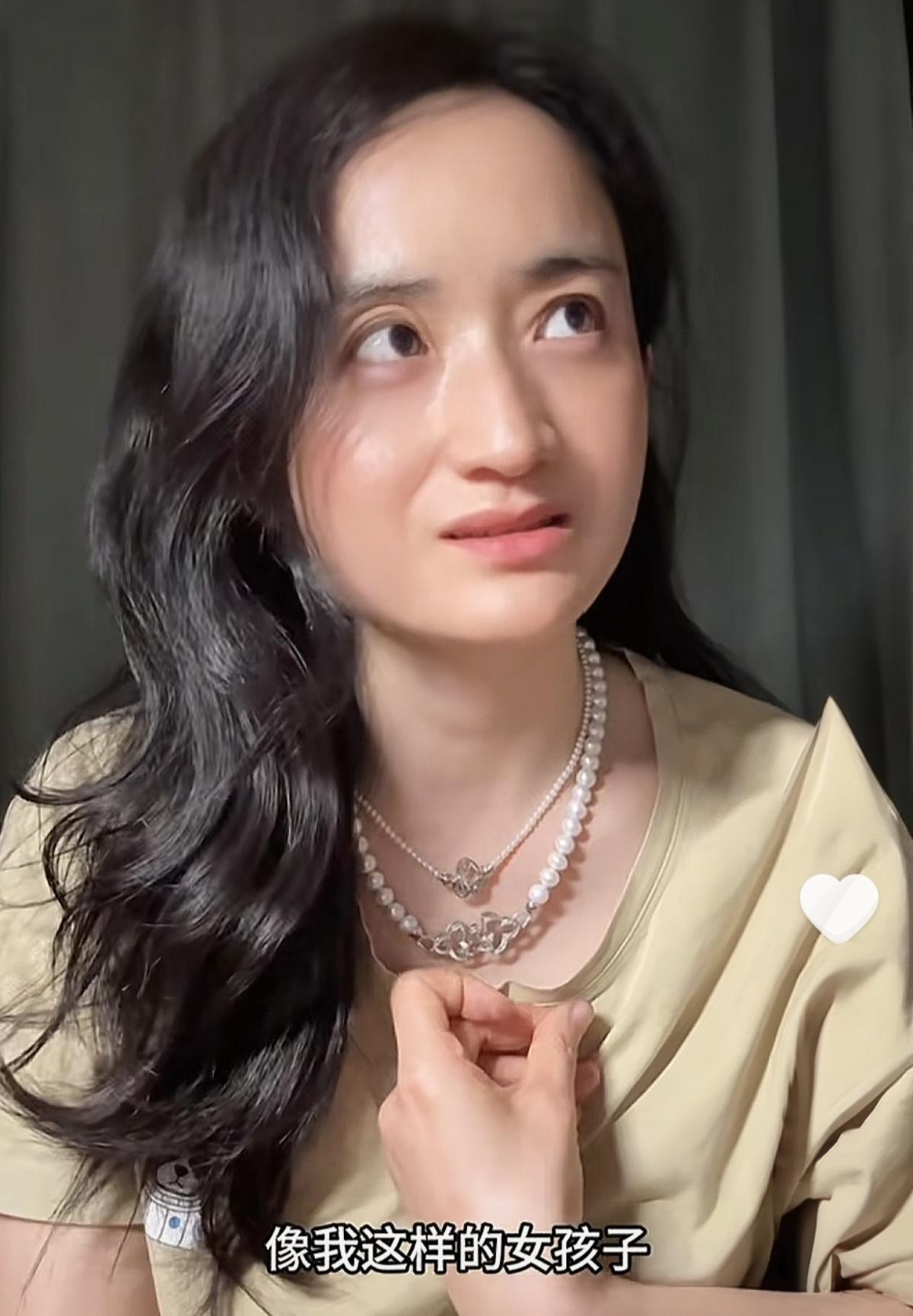 大龄剩女雅典娜自称女孩，这可能是她嫁不出去的主要原因。她对自己的年龄没啥概念，一