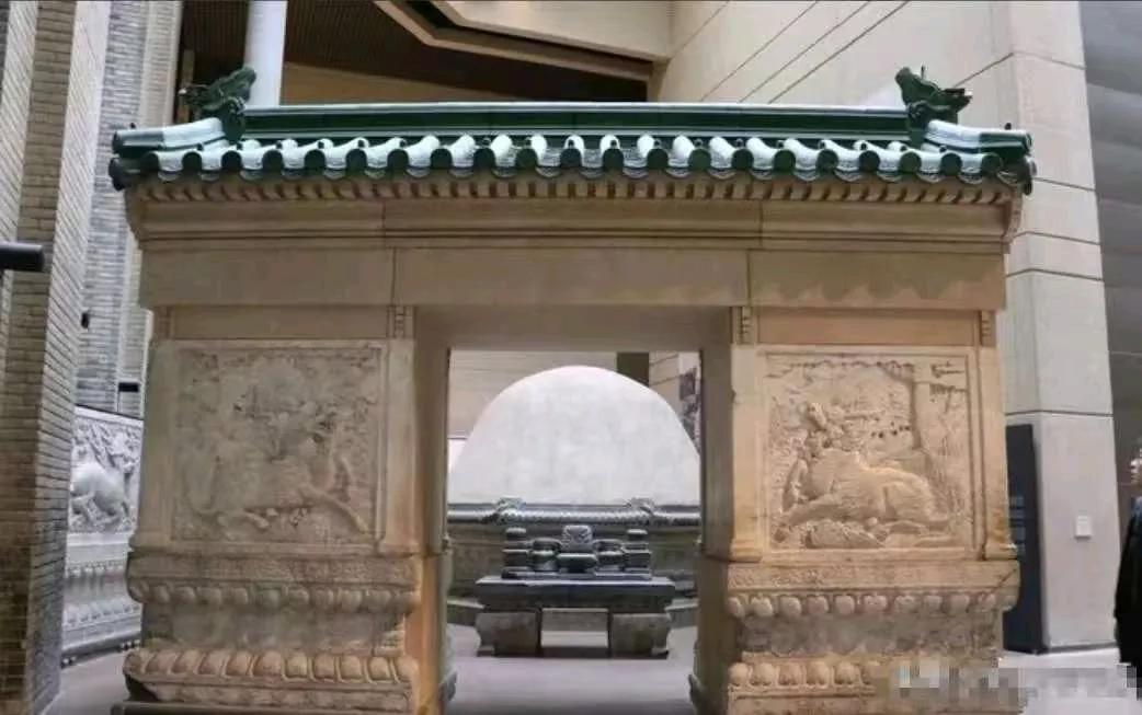 1918 年，一位英国的皮货商竟将一座重达 150 吨的清代古墓，从中国一路盗取