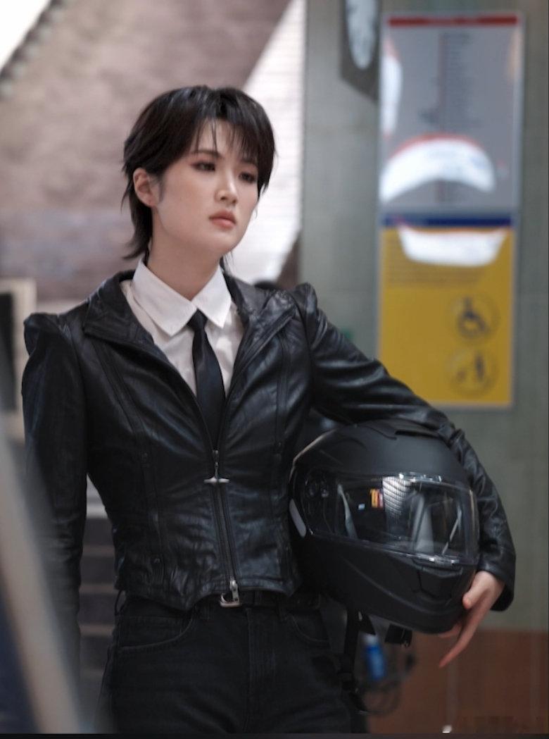 姚安娜解锁新身份 姚安娜这次新代言的造型太对味了，机车风格把她身上那种又酷又飒的