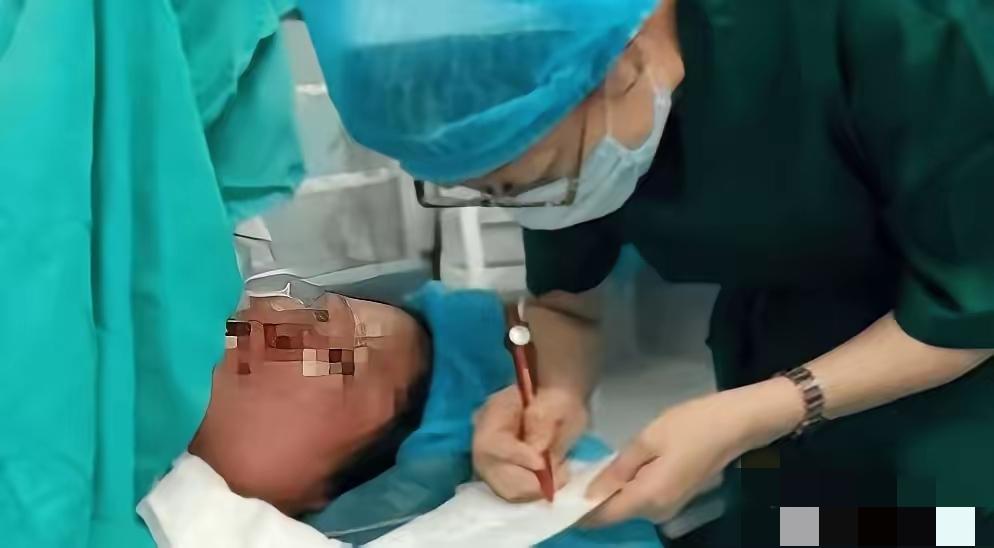 河南一聋哑女子难产，医生解开衣服一瞬间，肚子上面写着：“如果有危险，请先保孩子，