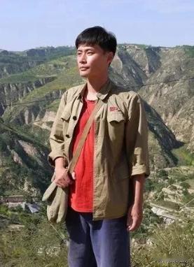 1973年，知青刘朝旭被推荐上大学，临走时去找队长告别。没想到，在他家窗前，听到