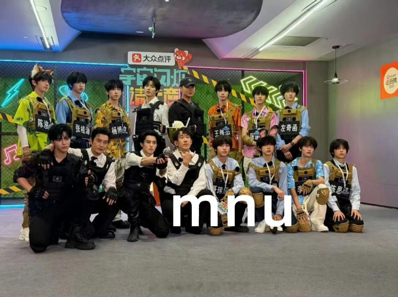 宇宙爆闪团与TF四代大合照TF四代综艺录制大合照 哇塞！居然还有合照 