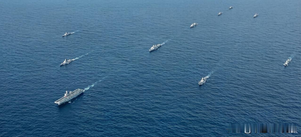 央视画面：首见东部战区海军某登陆舰支队，国产两栖攻击舰33号安徽舰，在西太平洋上