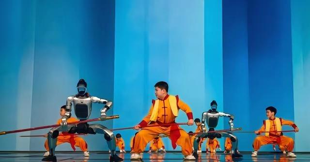 估计印度那边的边境士兵都吓出尿来了，因为今年的中国春晚，机器人不玩手帕，开始玩起