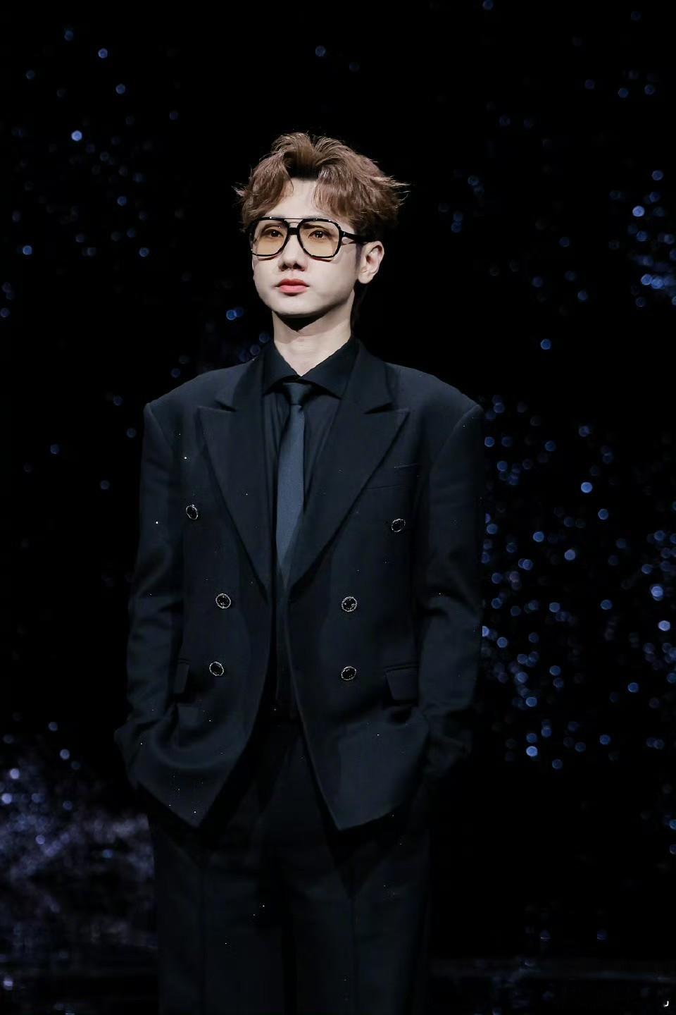 这个阵容内娱好久不见  微博之夜直接把快乐拉满🥳内娱久违的热闹氛围感狠狠戳中，