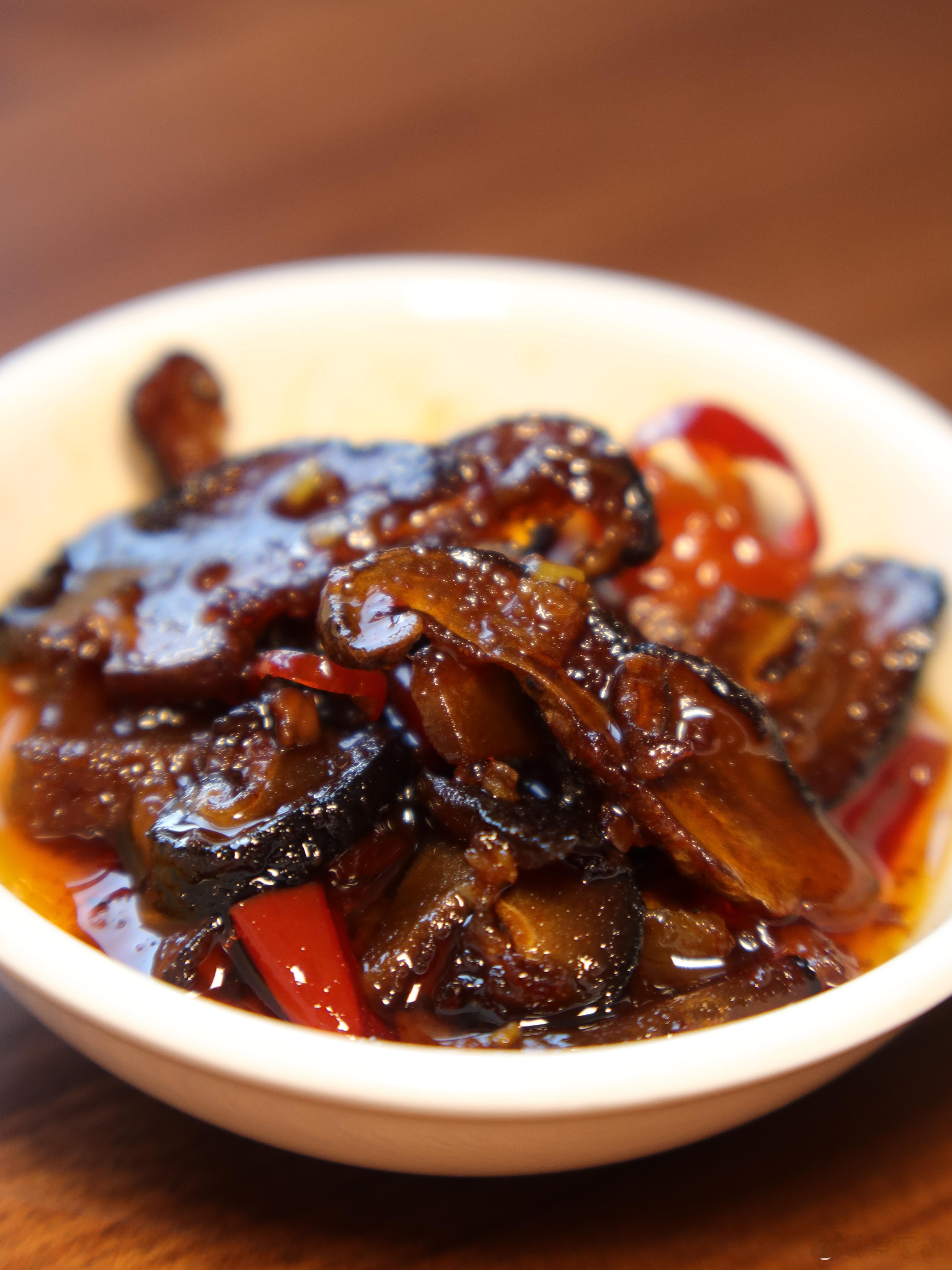 我喜欢的米其林餐厅台城镂月出品，意大利醋泡黑豆和冬菇辣椒酱，现在可以在“产地食材