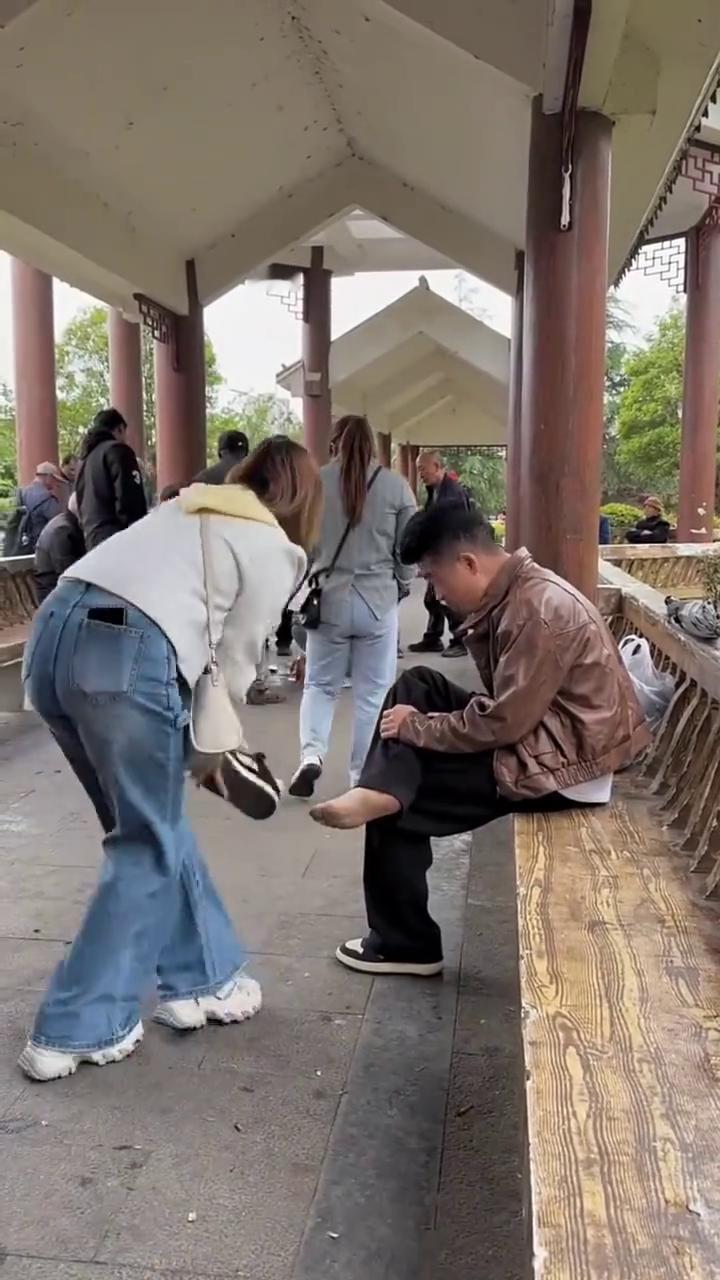 这娘们可不像好人。