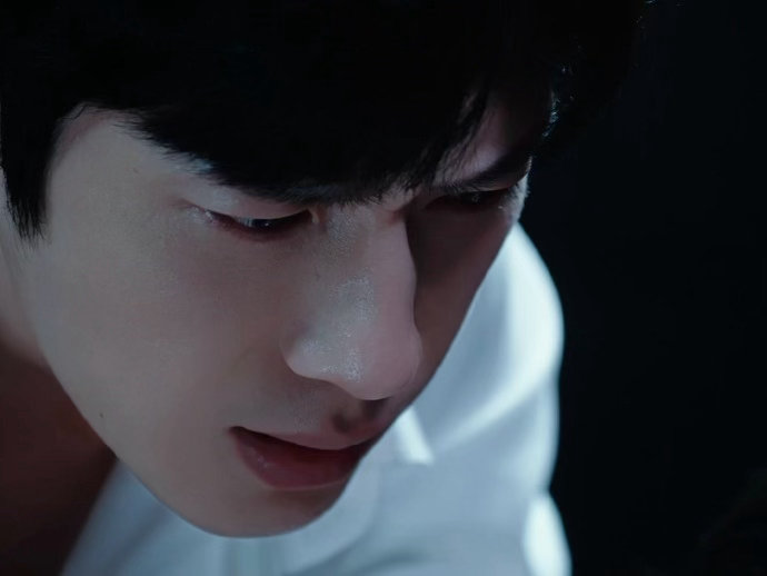 井柏然江寒声穿搭 江寒声的西装基本都是戗驳领，比平驳领更有攻击性，跟角色“外表斯