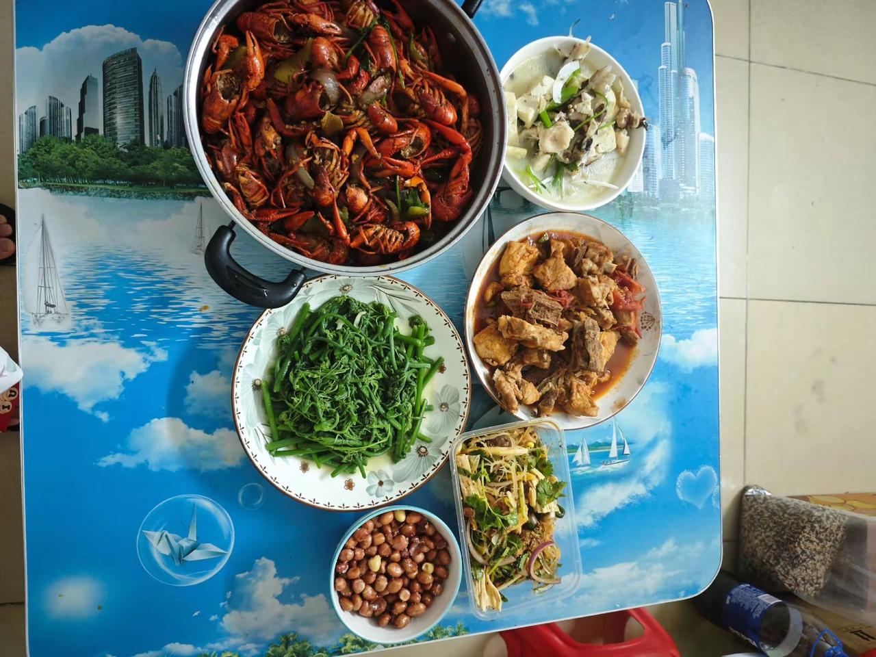 辛辛苦苦做了一桌饭菜，午休都没时间休息，太气人了。本来说好了招待朋友的，中午就跟