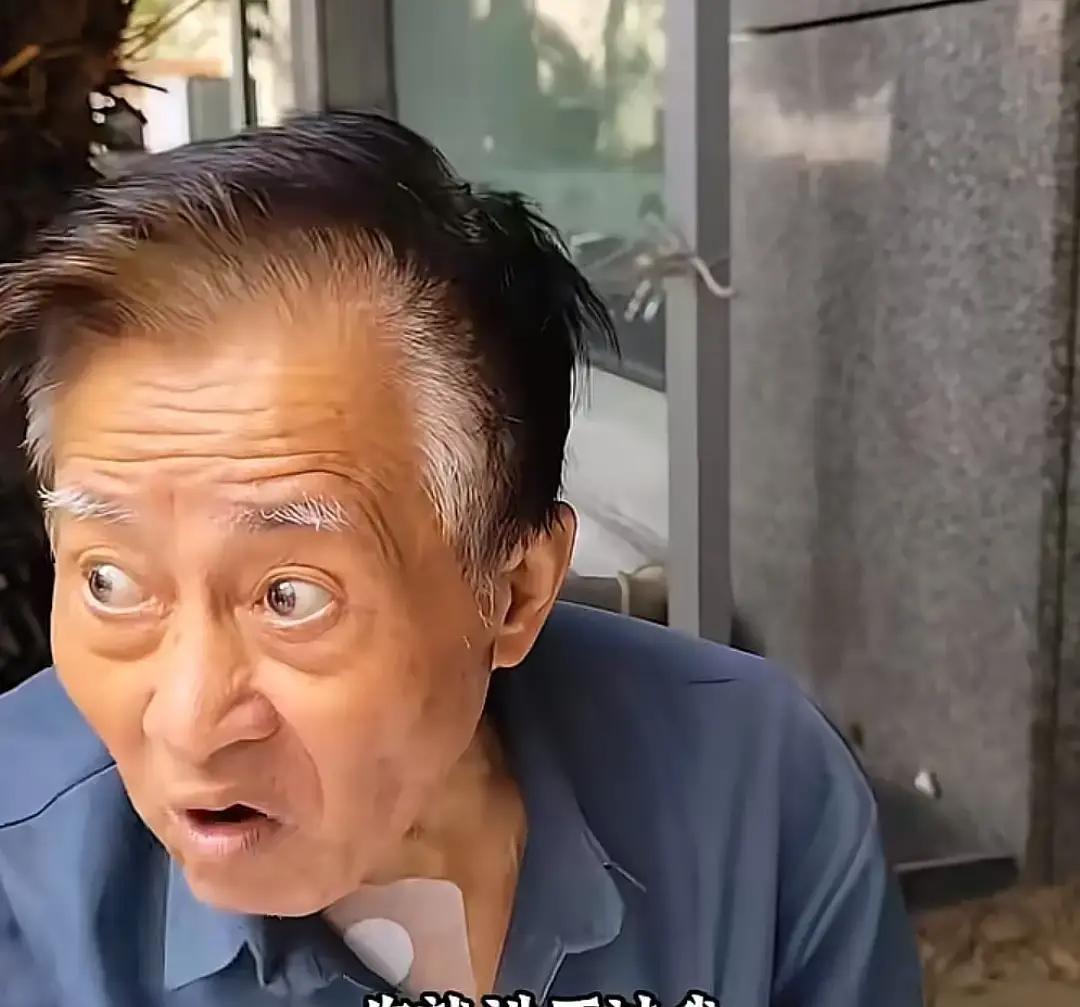 昨天在街角，建工爷叔唾沫横飞地指着老伙计骂道：“你从不看报纸的，你是文盲！”周围