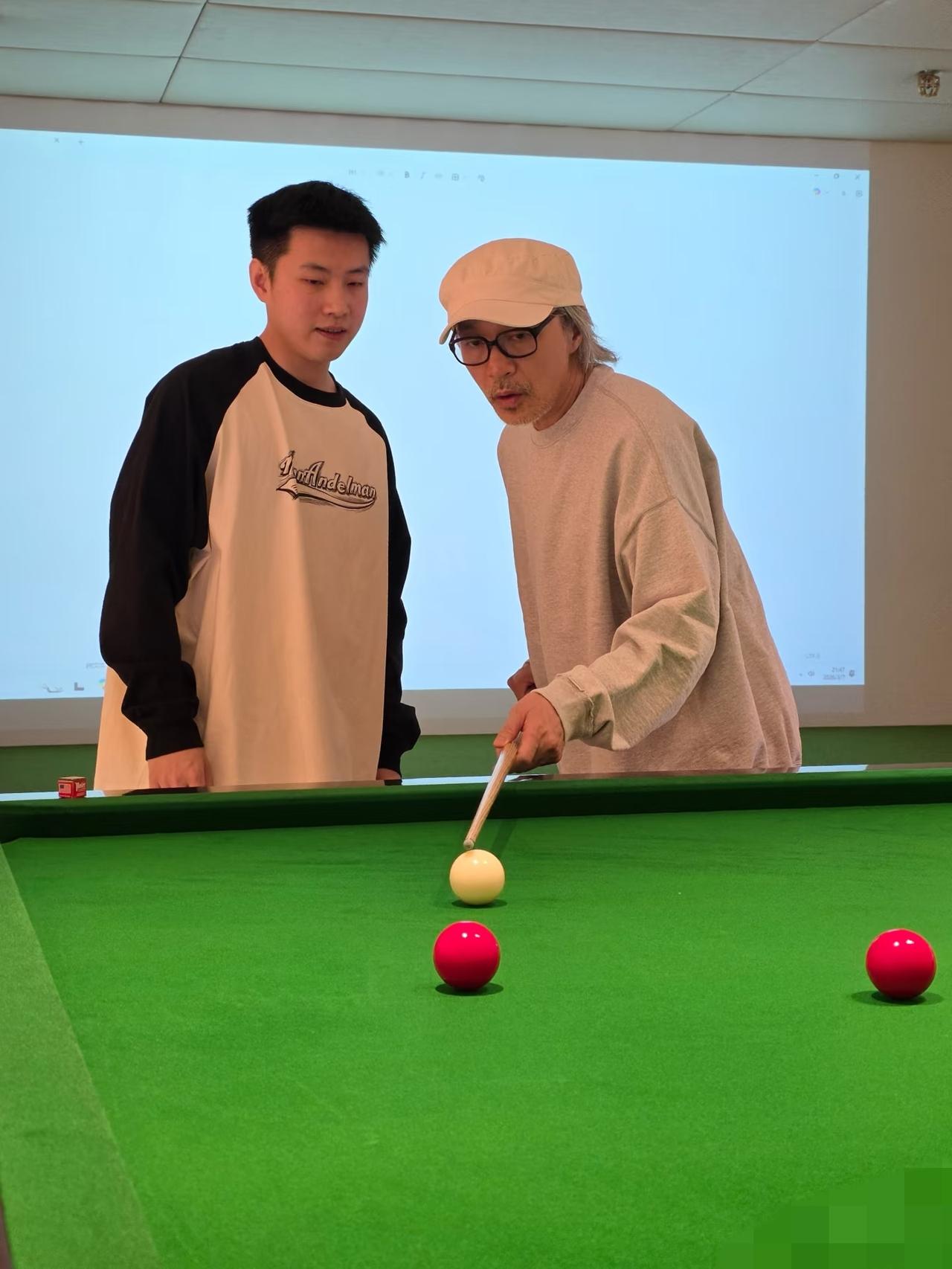周星驰罕见露面，与斯诺克选手赵心童切磋台球，结果因为技巧不行被调侃专注女足和创作