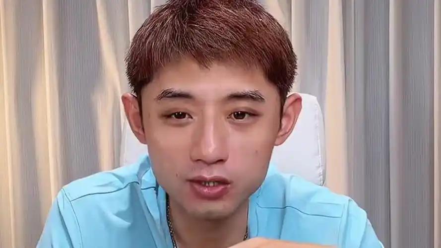 张继科在直播间又“点炮”了，

有人问他心目中男乒四大顶尖高手是谁，他张口就报了
