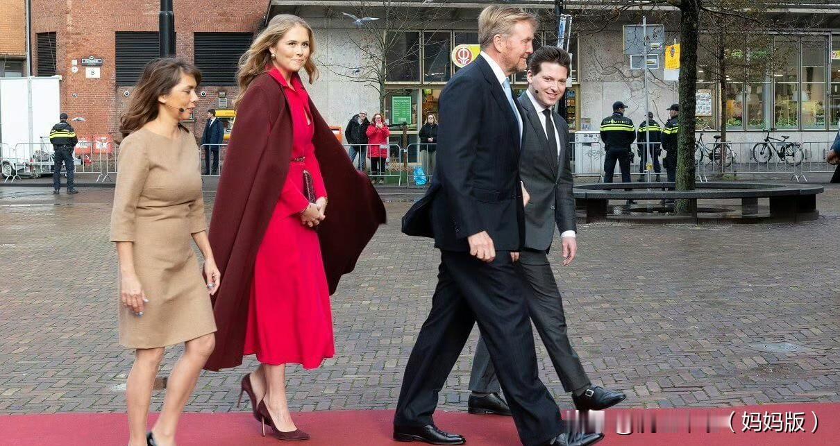 国王带着年轻的女儿（女王储）阿玛利亚公主开会，公主的衣服都是从亲妈的衣柜里拿出来