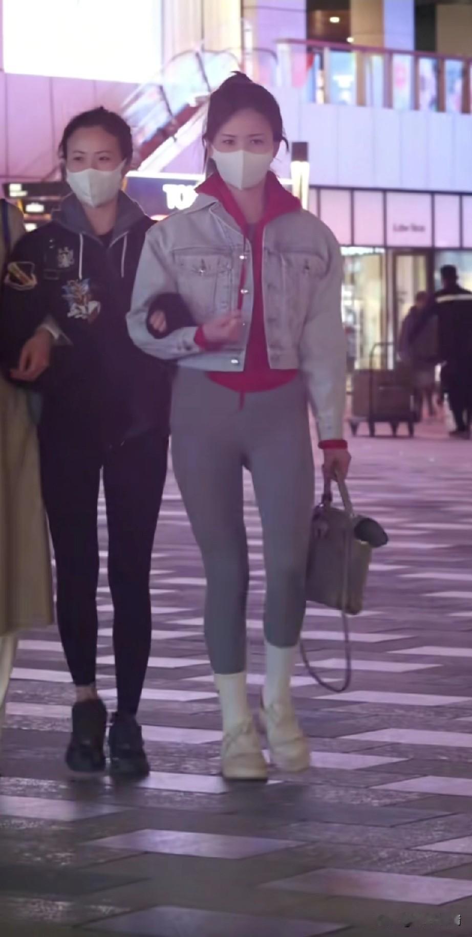 越来越多女生穿着瑜伽裤逛街，
瑜伽裤上面也没有套一个小裙子，
现在都流行这样直接