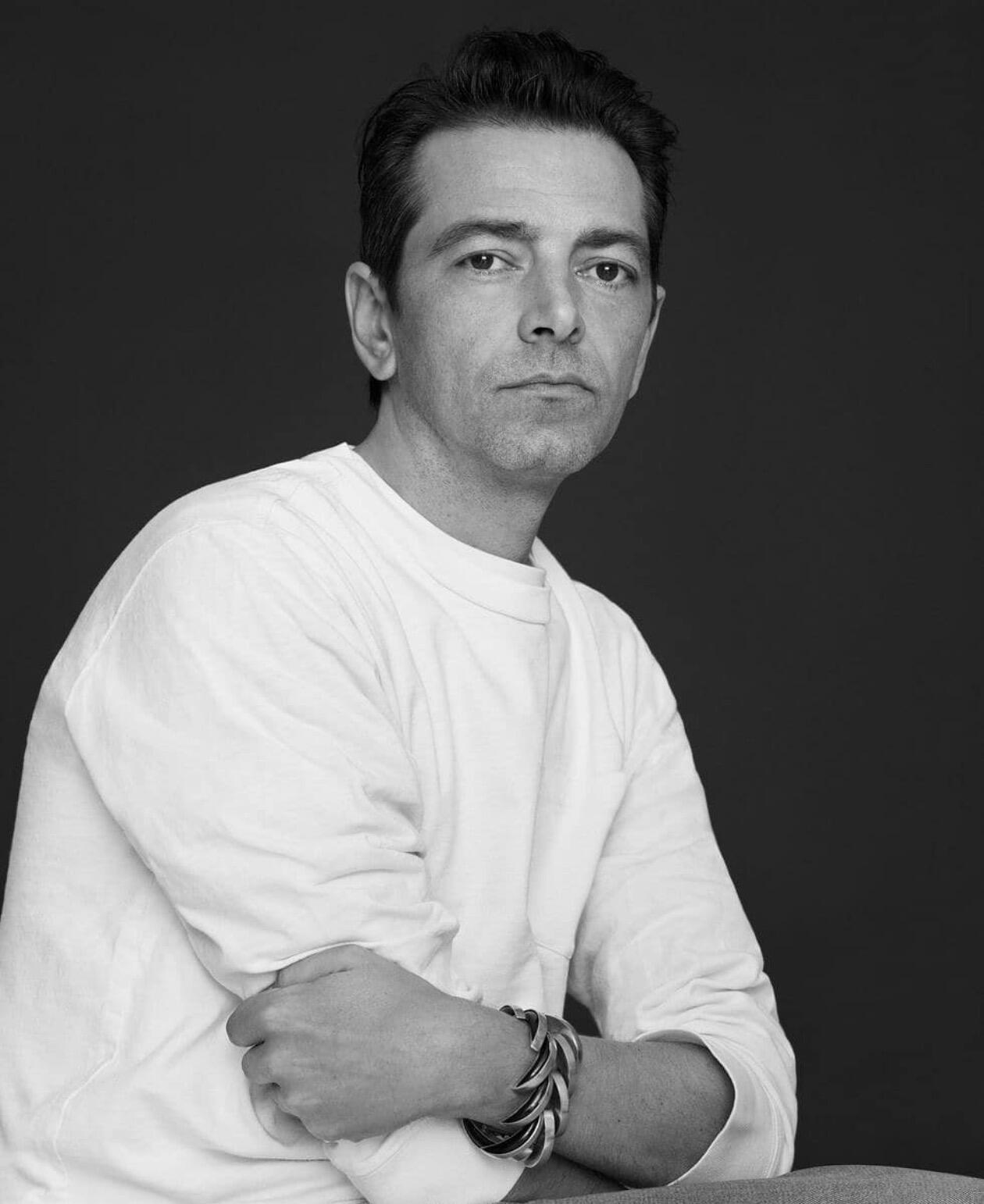 设计师更迭频繁登上热搜普通人怎么看时装周时装周2月5日，Prada集团与Vers