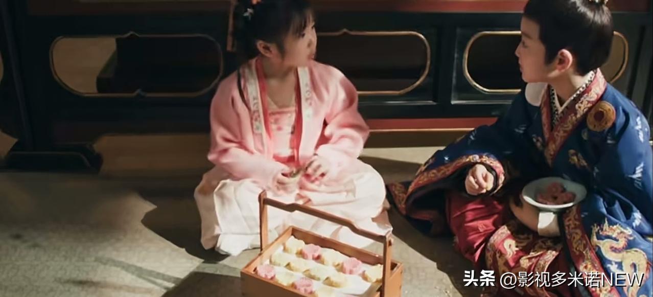 原来，关于恋爱这件事，宁娘看过这么多版本的现场教学。
怪不得宁娘能拴住俞宝儿当皇