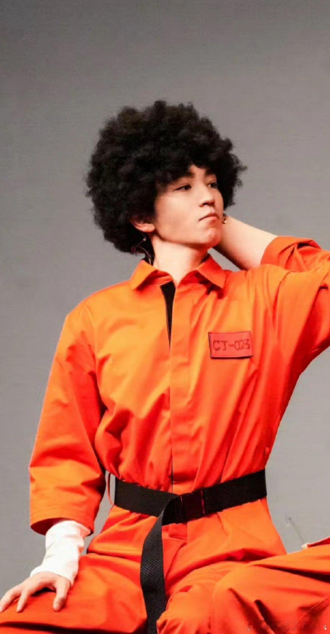 全红婵偶遇王俊凯秒变小迷妹攥着偶像周边超雀跃，爆炸头超吸睛少年热忱撞满怀，纯粹欢