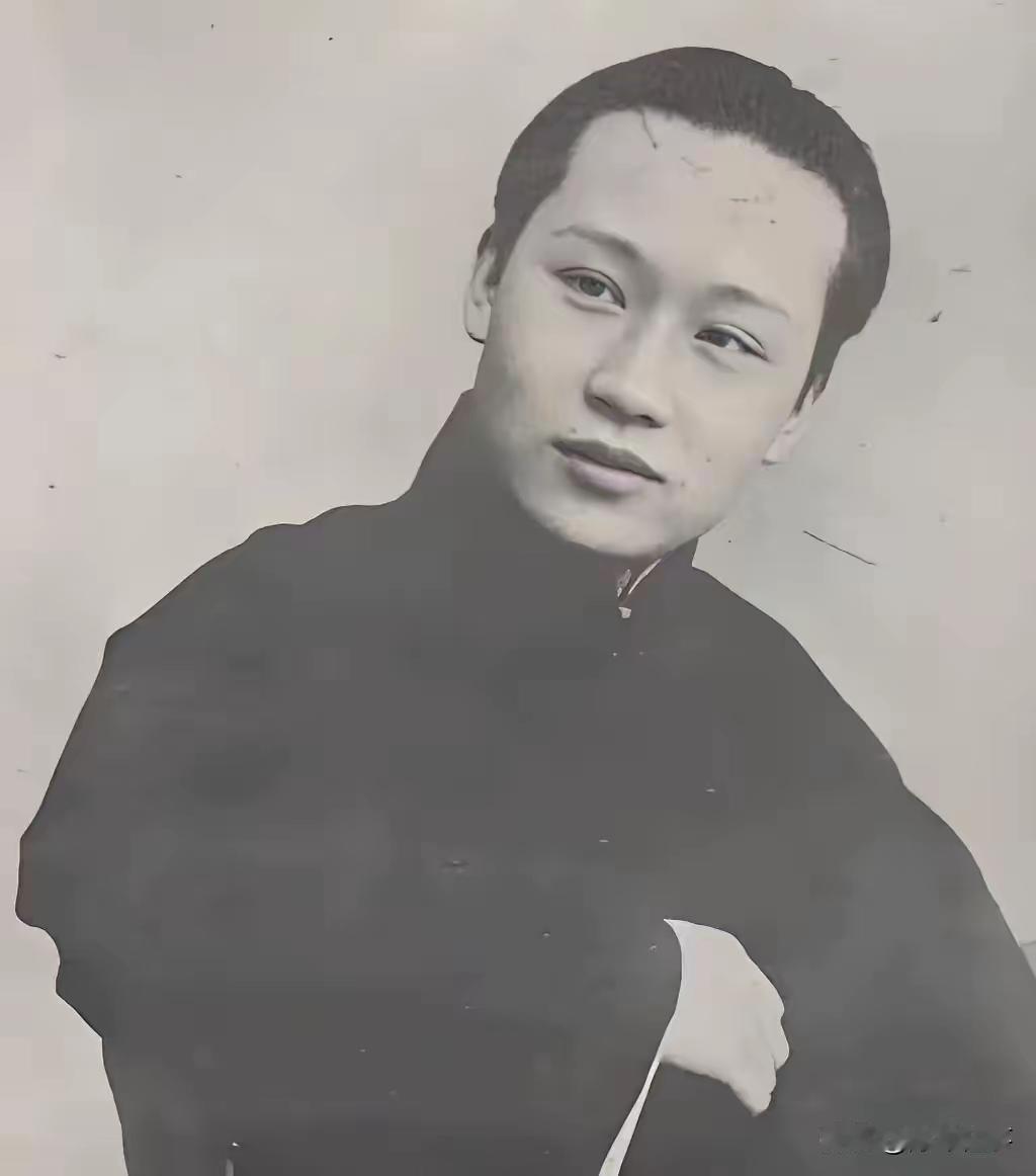 1918年，京剧大师荀慧生娶妻，入洞房后，迫不及待将新娘抱床上。不料，红盖头一掀