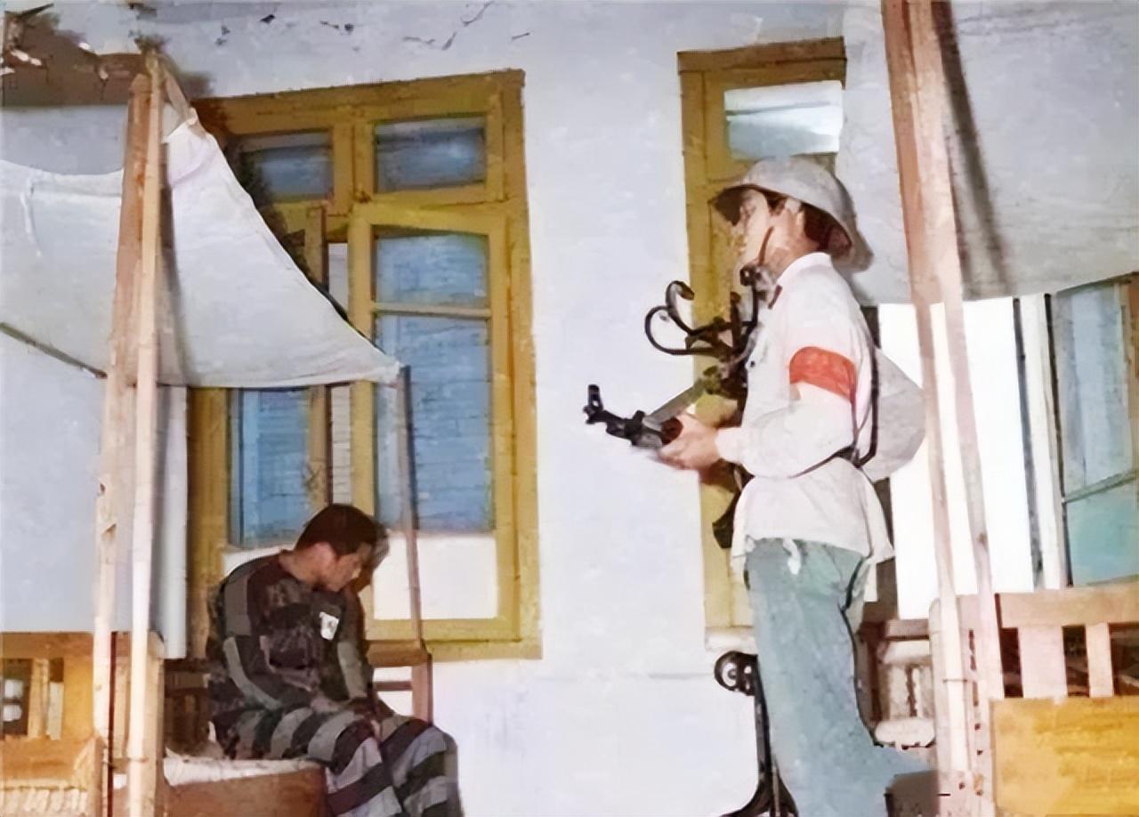 1979年3月11日，50军50师某团2营在高平南担任警戒任务，被发现的越军包围