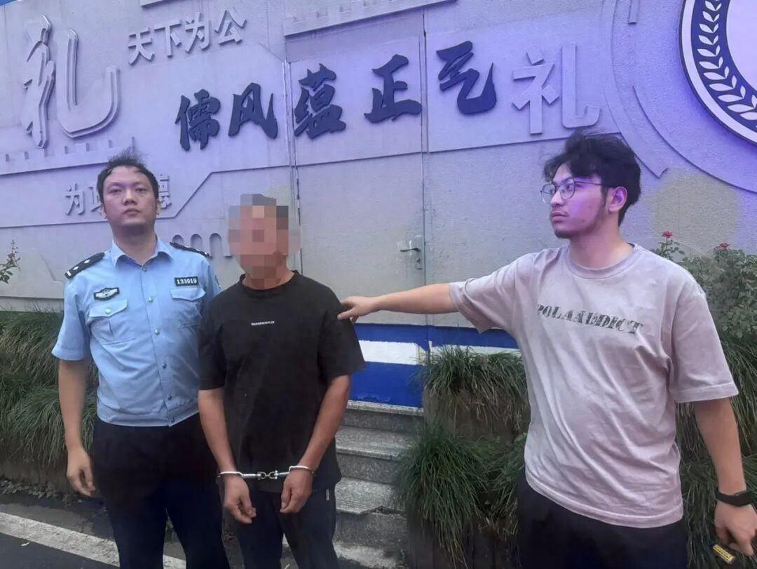打牌输钱偷工厂，30万元铣刀当废品！民警抢在发车前全部追回。

黄某今年五十多岁