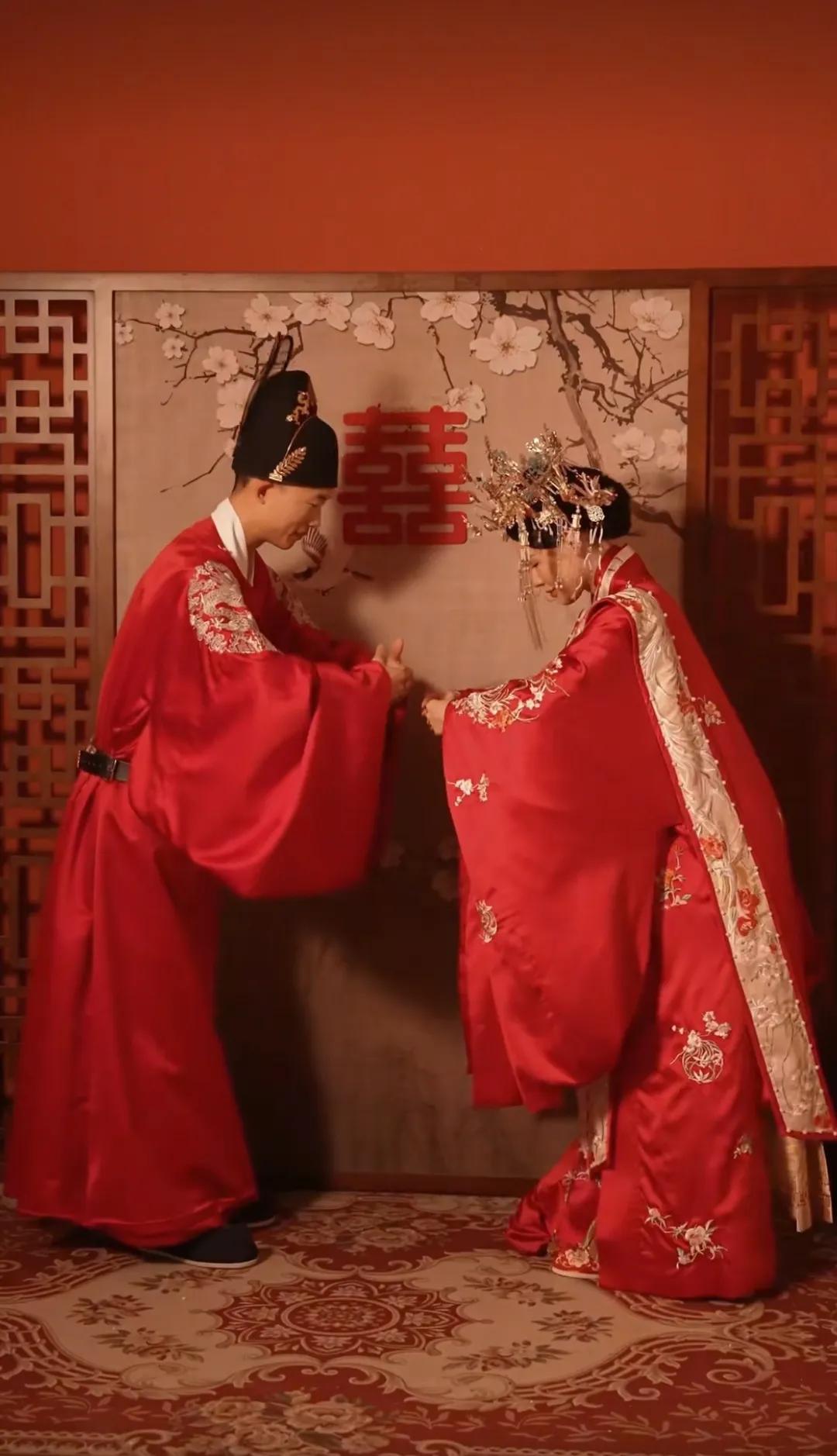 郭有才大婚，可以的这小子也是婚礼的现场大作文章。
早就开始预热自己的婚礼，将会在