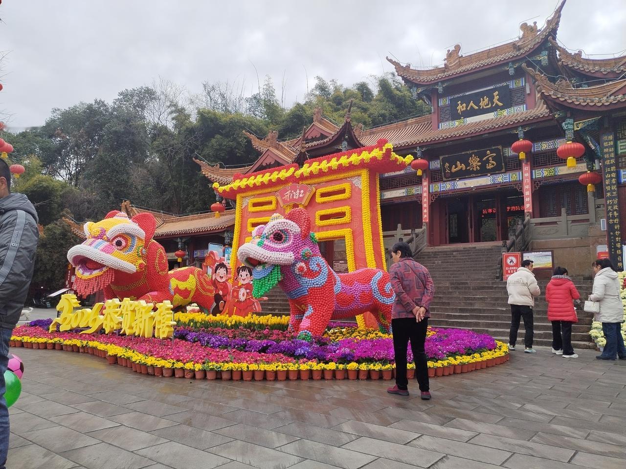 马蹄踏烂旧岁遗憾，春风吹来新年期盼。

马年新年伊始，春风和煦，阳光明媚，正月初