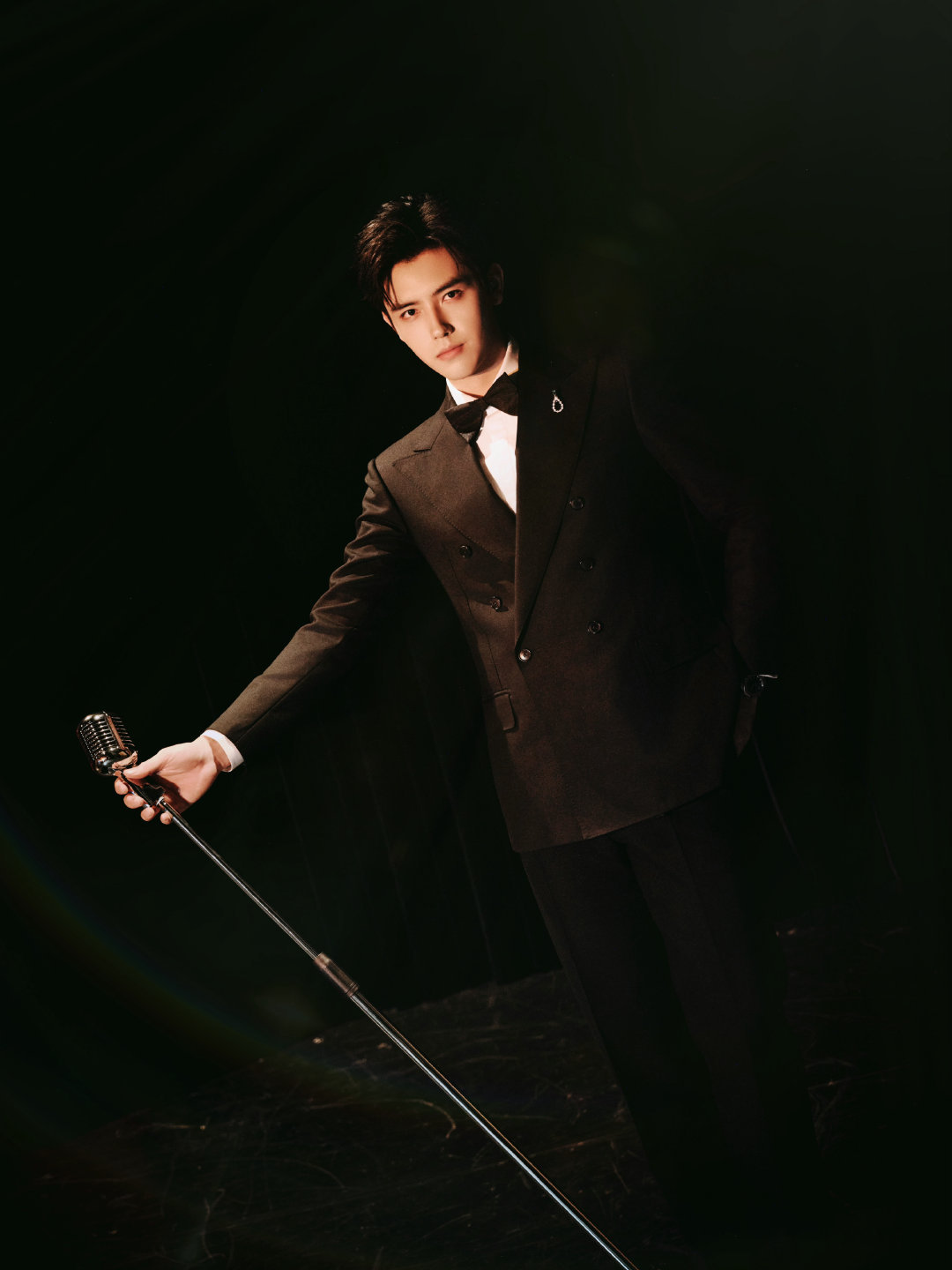 陈飞宇 × 今日金鸡奖开幕式造型大片， 一袭纯黑双排扣西服套装，点缀 Chopa