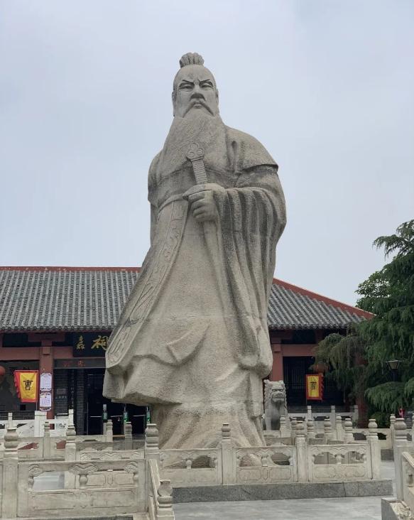 曹操骨子里是个重度被迫害妄想症患者。听见吕伯奢家人备饭的叮当声，以为要杀自己，拔