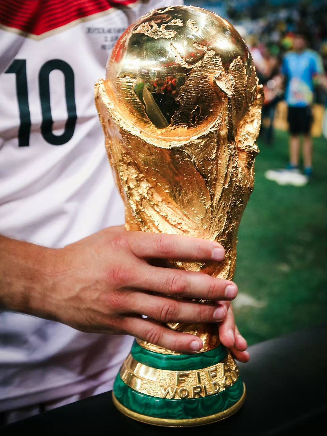马宁回应世界杯执裁没软肋 球星光环无法改变判罚标准，马宁面对C罗依旧一视同仁，顶