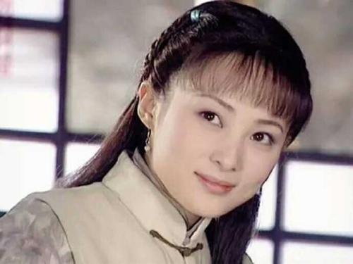 当年，蒋勤勤上大学的第一天，就引来众人围观，黄磊翘课、高晓松大老远从清华赶过来，