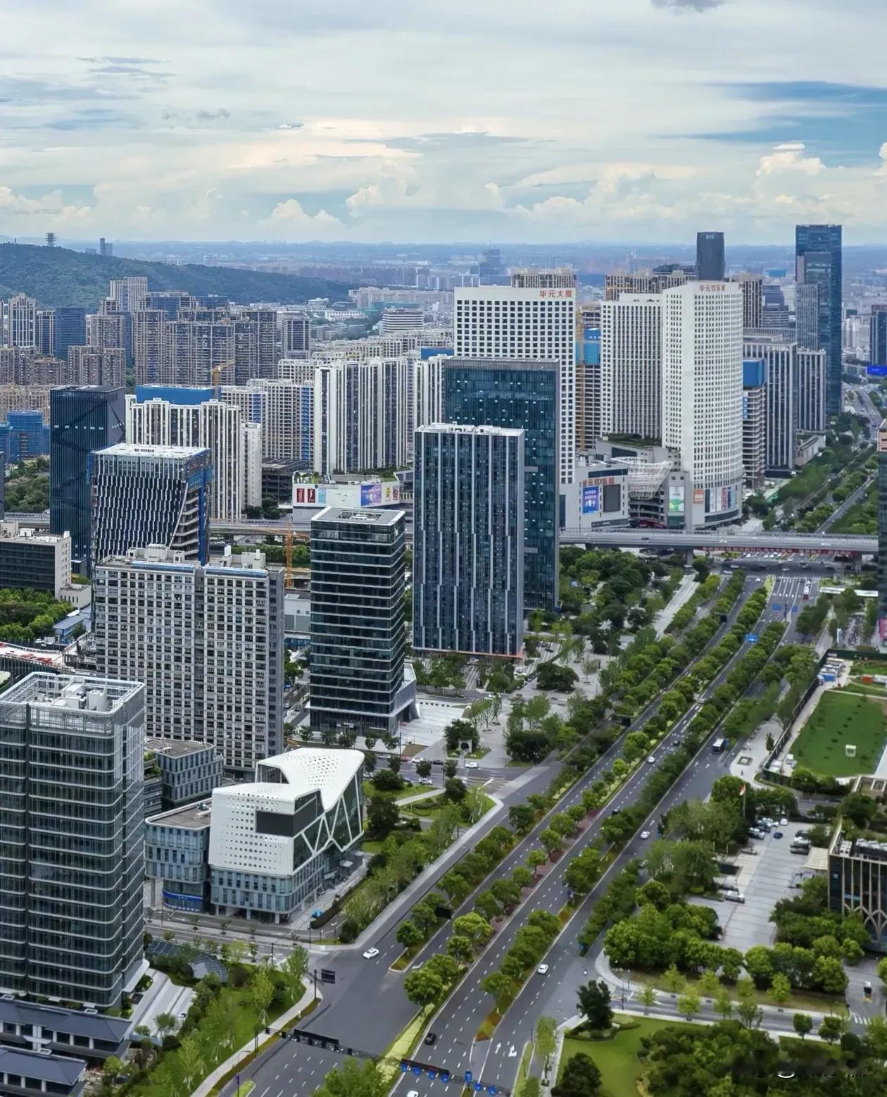 关于城市综合实力，确实不能仅仅依靠经济数据来衡量。杭州和南京作为中国东部地区的重