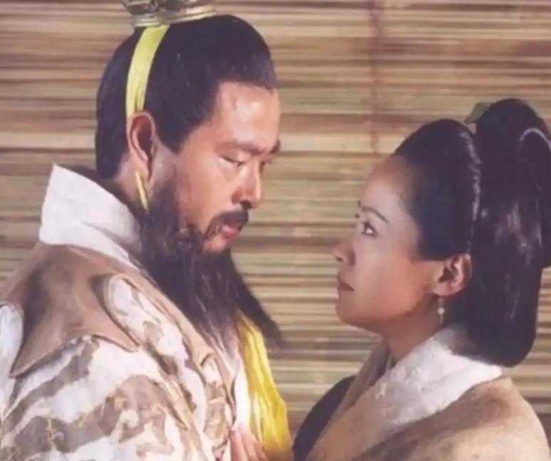 208年，35岁的蔡文姬嫁给了22岁的董祀，新婚之夜，董祀对三婚的蔡文姬，很是反