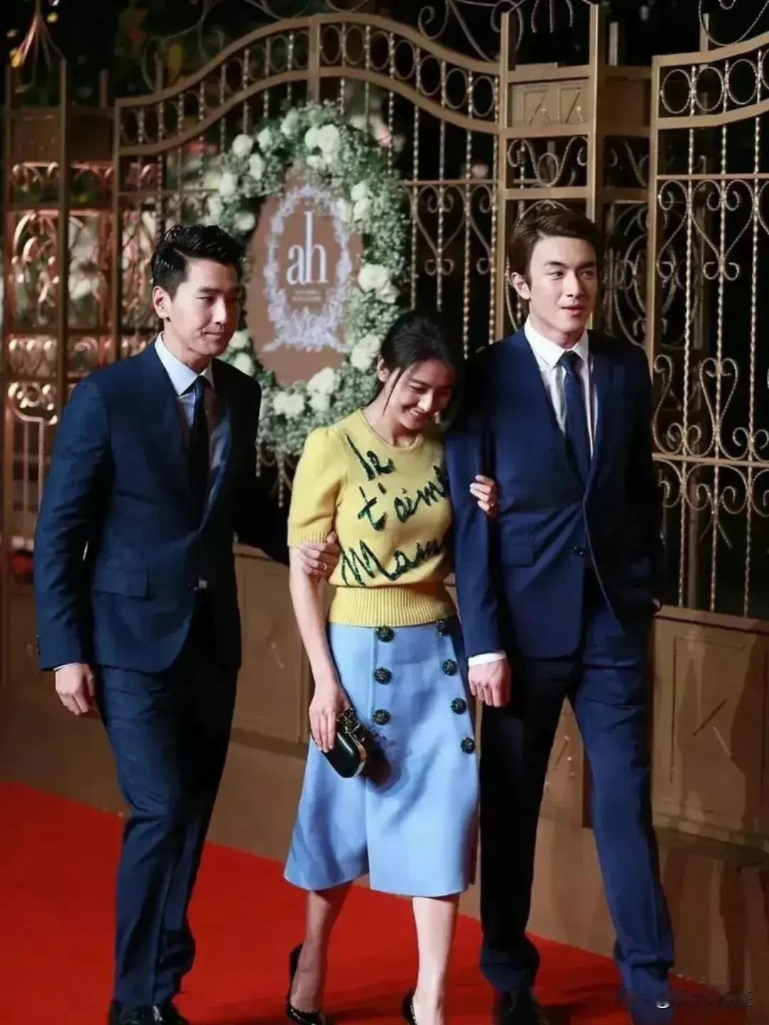 这一家三口，这么出门就是故意惹人羡慕，惹人嫉妒的，哈哈……！

那大家是分别羡慕