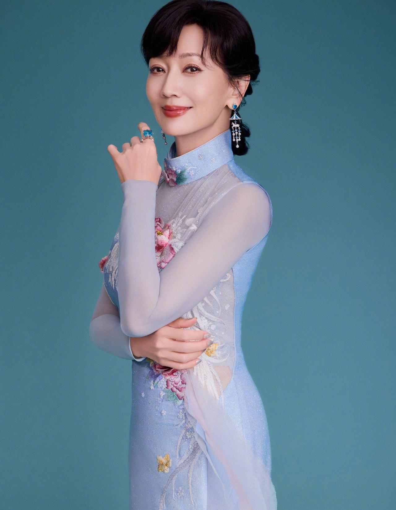 有一种美，叫赵雅芝的“岁月从不败美人”。

一袭浅蓝色刺绣旗袍，清透如初夏的湖水