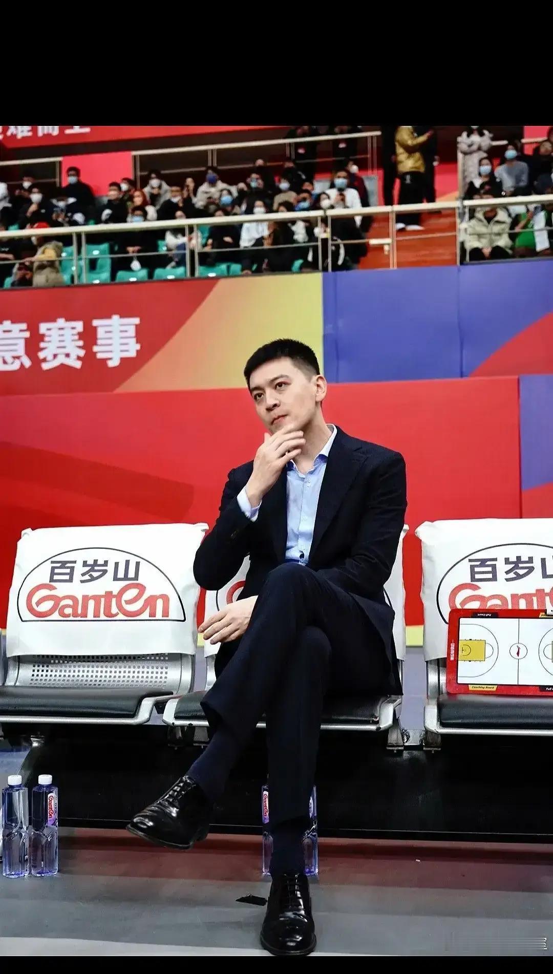 杨鸣固执了46分钟，才做对了一件事。但比分已经48:74了。
 
你把年轻中锋张