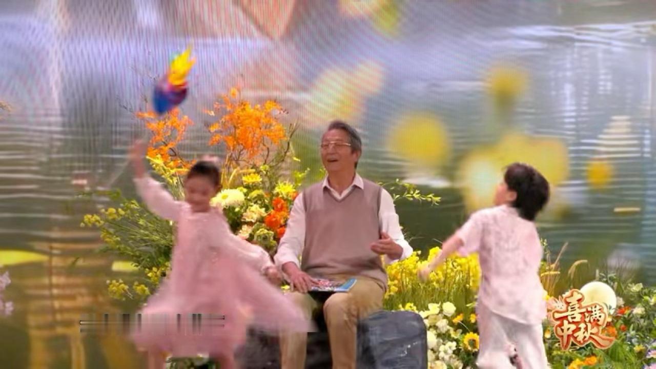 尼格买提徐璐合唱岁月里的花尼格买提徐璐中秋合唱舞台 月圆之夜共唱岁月温情，尼格买