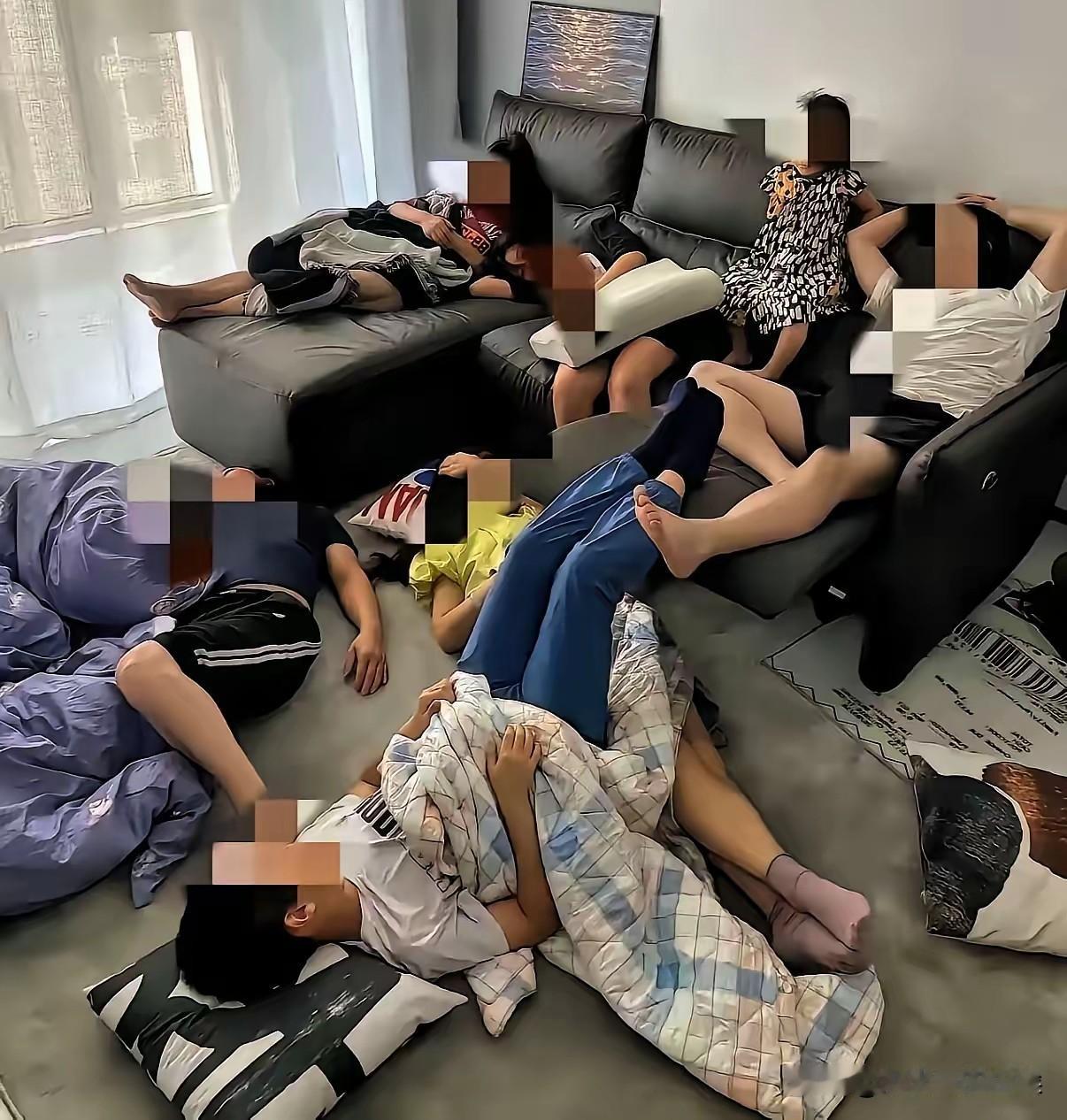 就不能住酒店吗？！一家七口去西安旅游，为了省点住宿费，浩浩荡荡住进了平时鲜有走动